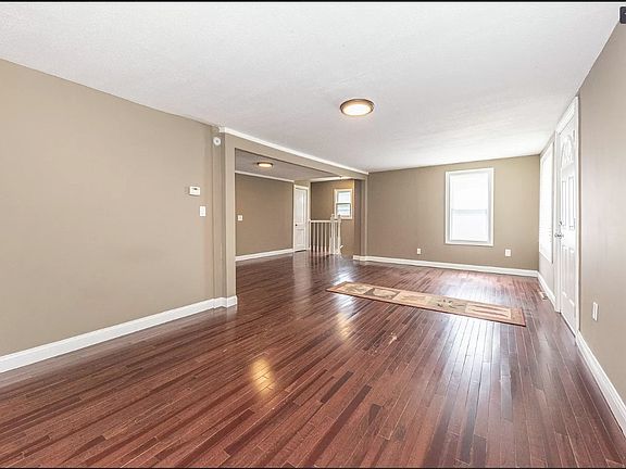 3rd image of 127 Devonshire St Room 2