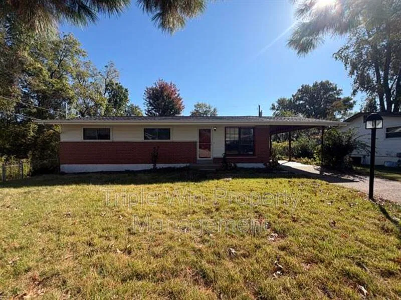 3 bed, 1.0 bath, 1008 sqft, $1,830 — Photo 2