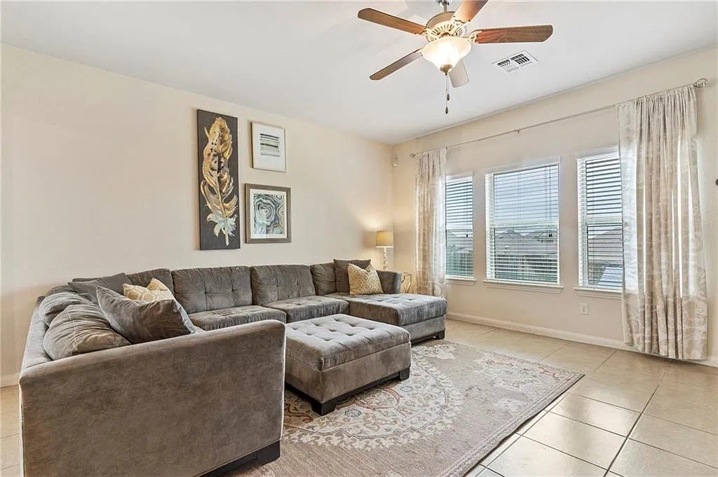 3 bed, 2.0 bath, 1544 sqft, $2,020 — Photo 3