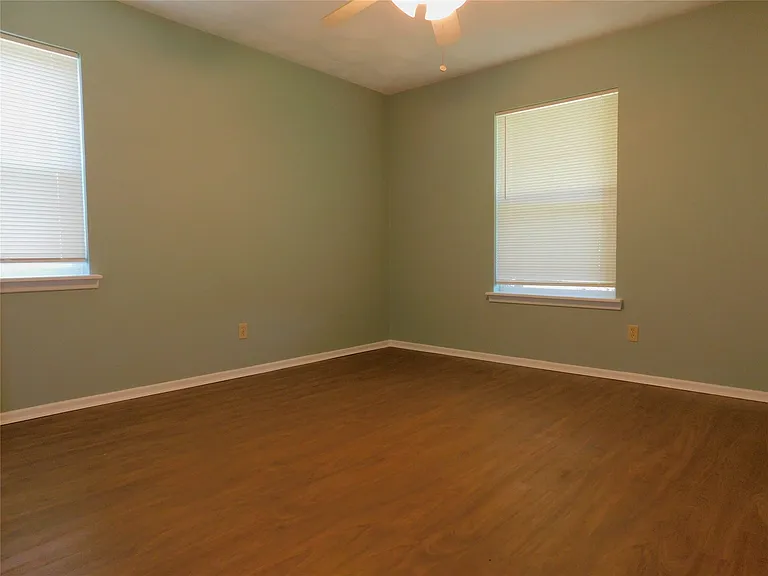 2445 Eastbrook Dr — Photo 16