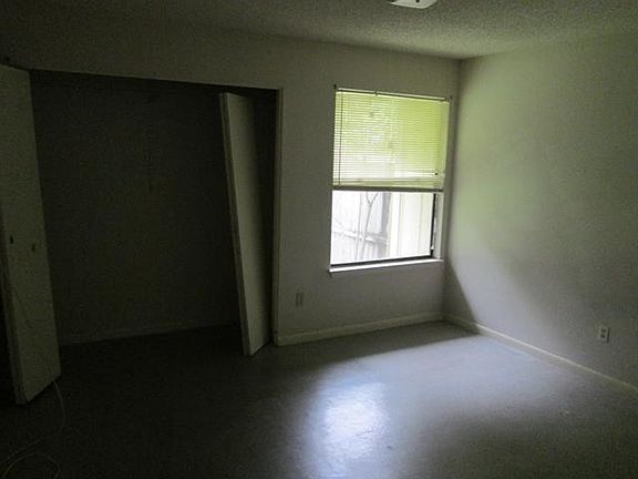 5th image of 3235 Meadowlea Cir N