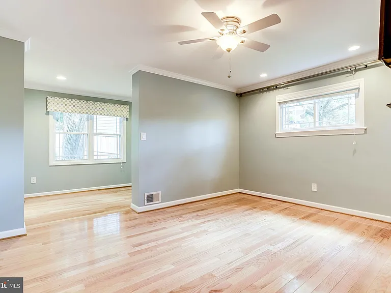 4894 Williamsburg Blvd — Photo 16