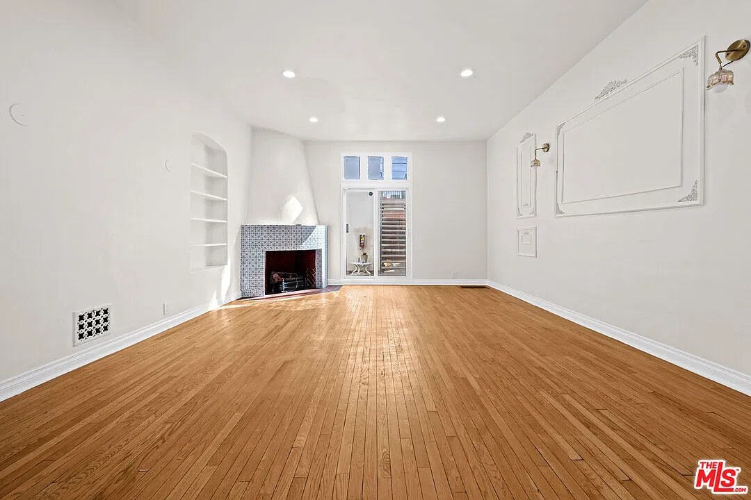 3 bed, 2.5 bath, 2100 sqft, $4,786 — Photo 2