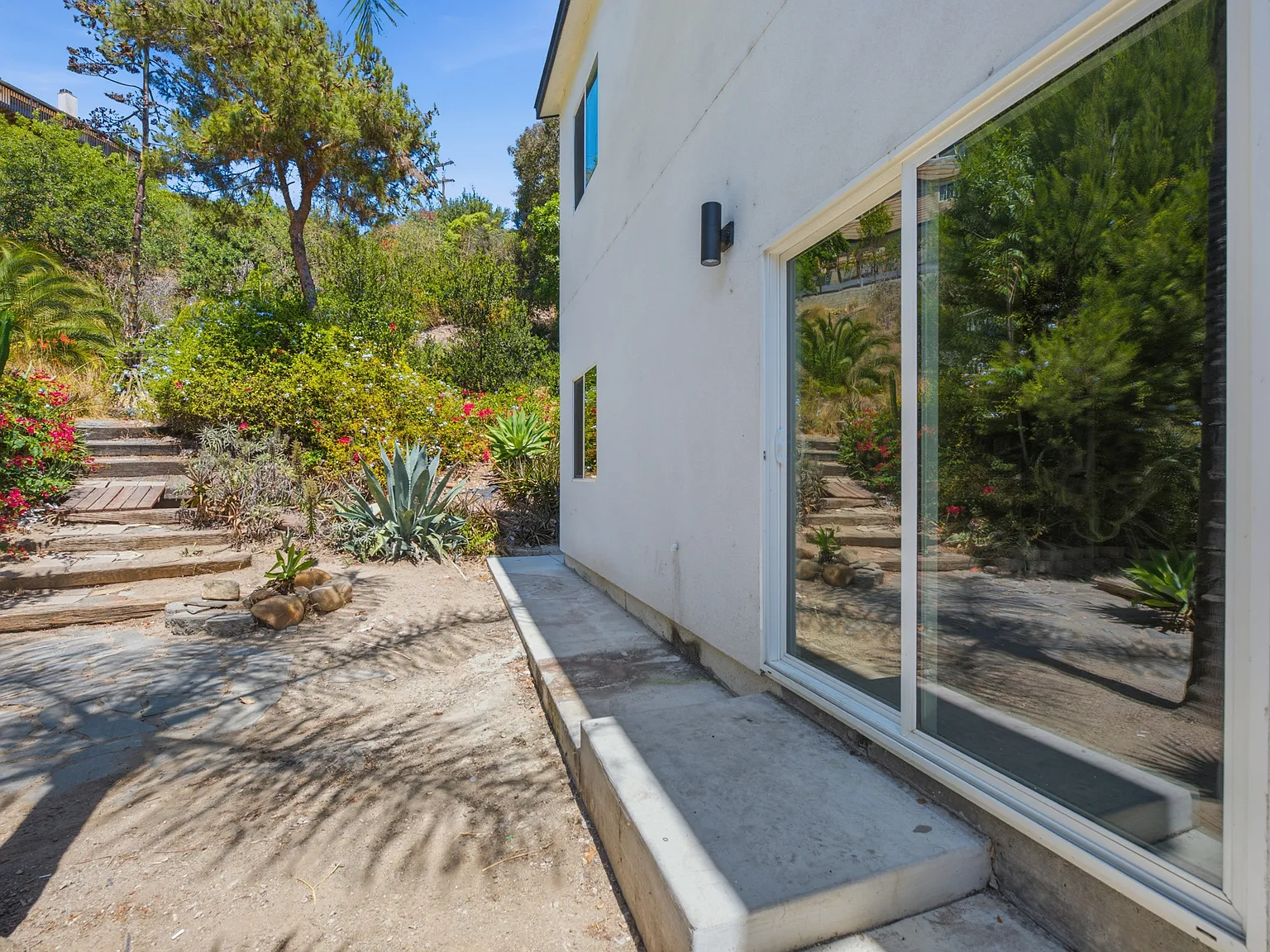 5 bed, 1200 sqft, $6,400 — Photo 1