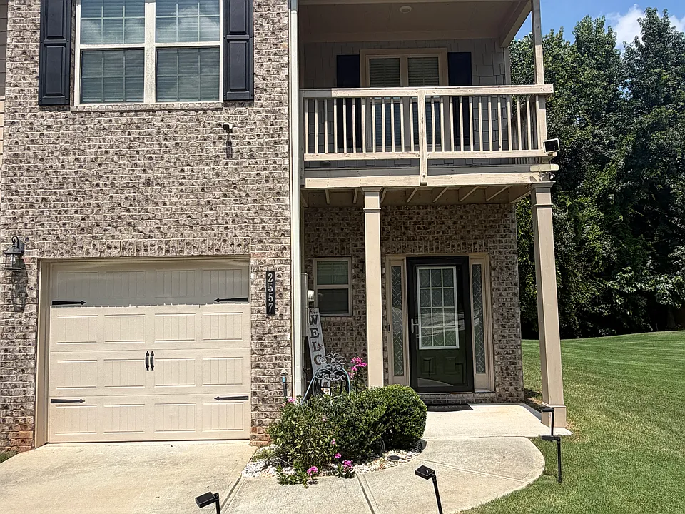 2557 Castellan Dr