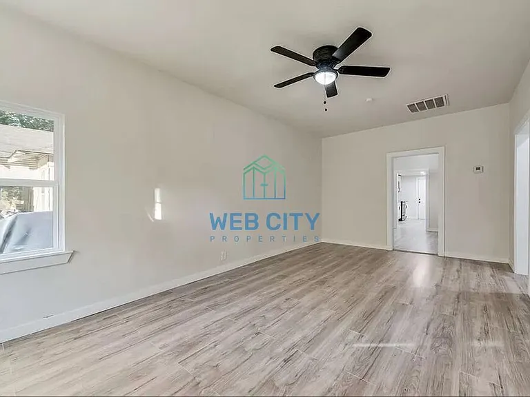 2826 Casey St — Photo 3