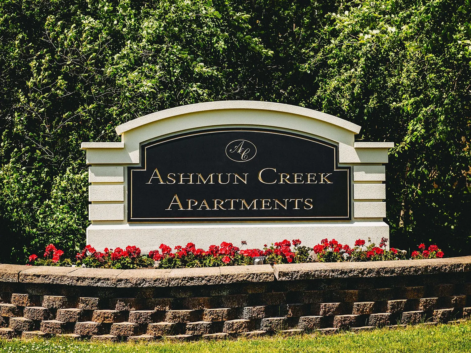 Ashmun Creek Apartments — Photo 2