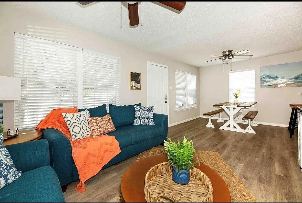 2 bed, 2.0 bath, 996 sqft, $1,800 — Photo 2