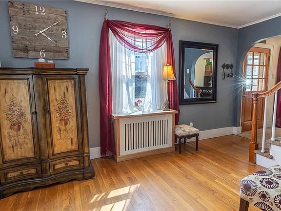 4th image of 800 E Main St