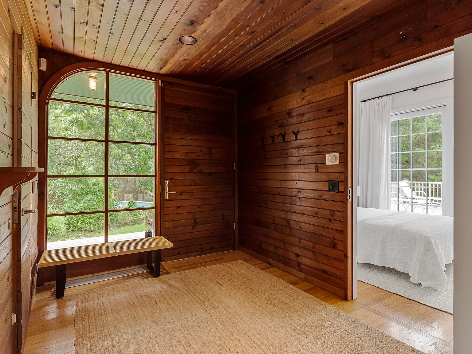 Timeless Beauty With Pool Southampton South — Photo 4