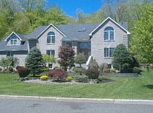 19 Dunderberg Rd, Tomkins Cove, NY 10986