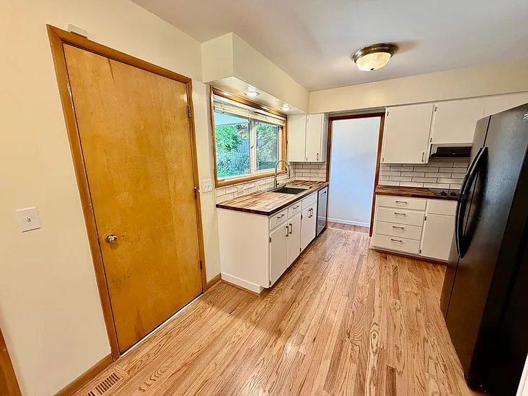 1712 SE 104th Ave — Photo 3