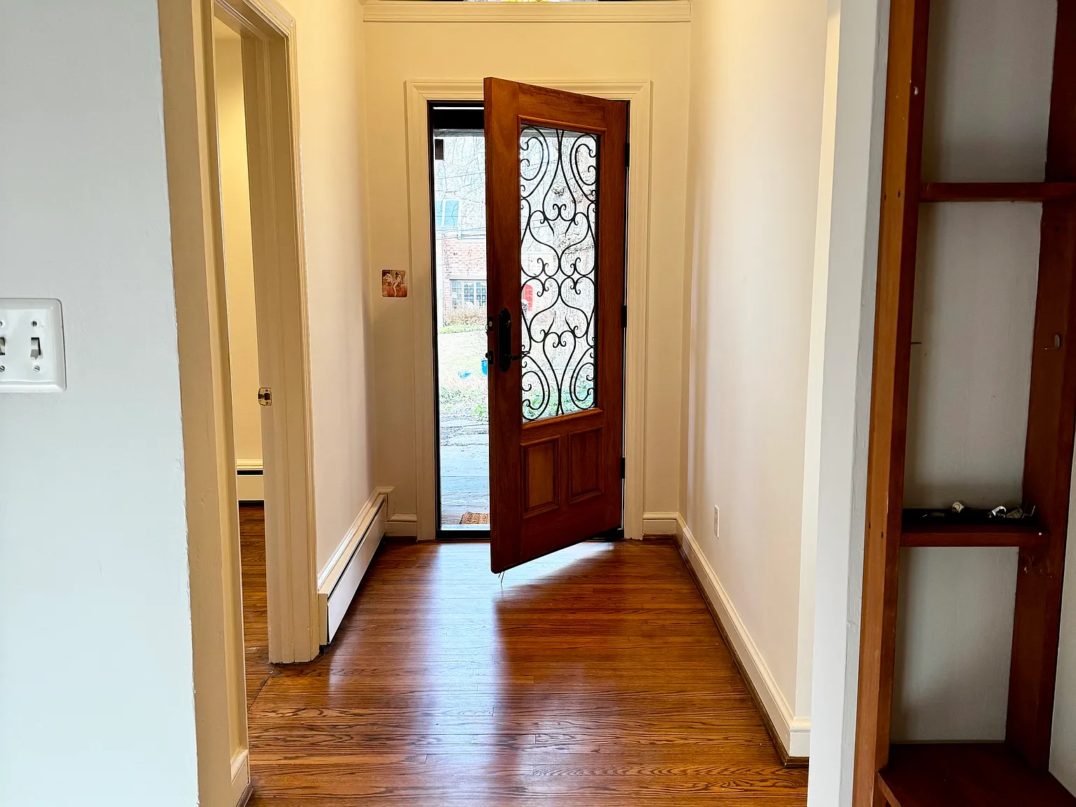 4 bed, 2400 sqft, $5,200 — Photo 2