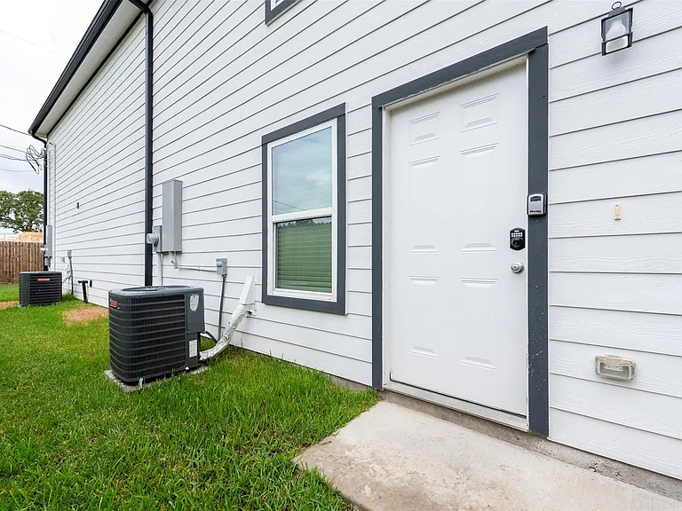 8635 Sunderland Rd — Photo 23