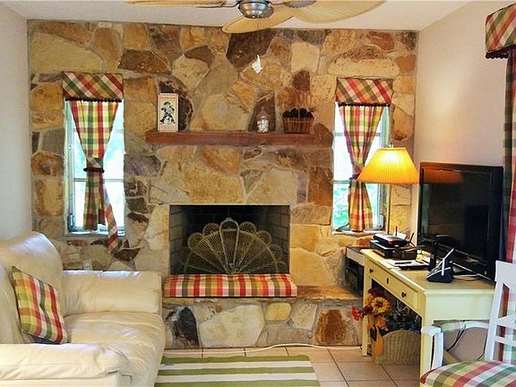 3rd image of 1094 Laurel Woods Dr