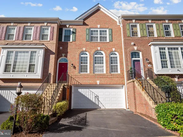 5656 Governors Pond Cir, Alexandria, VA 22310
