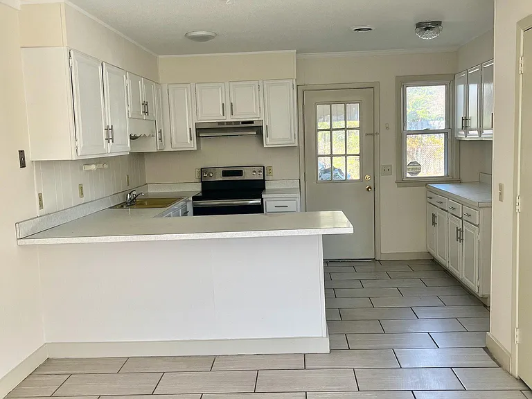 1427 Wellington Ave — Photo 1