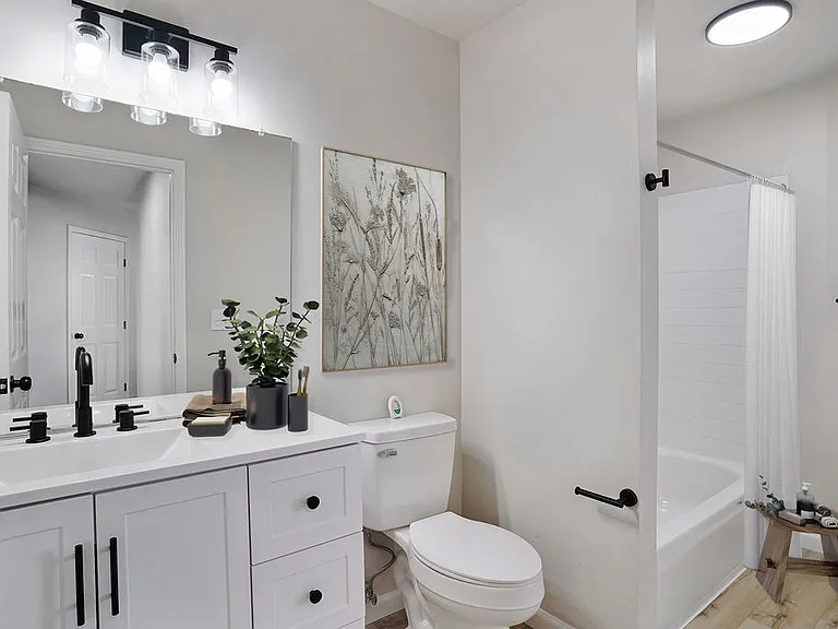 1655 S Riverside Dr — Photo 4