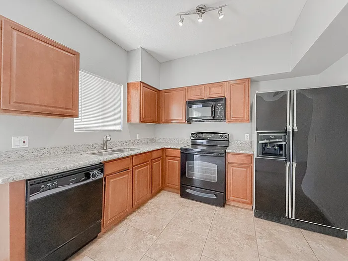 1935 W Morten Ave #27 — Photo 8