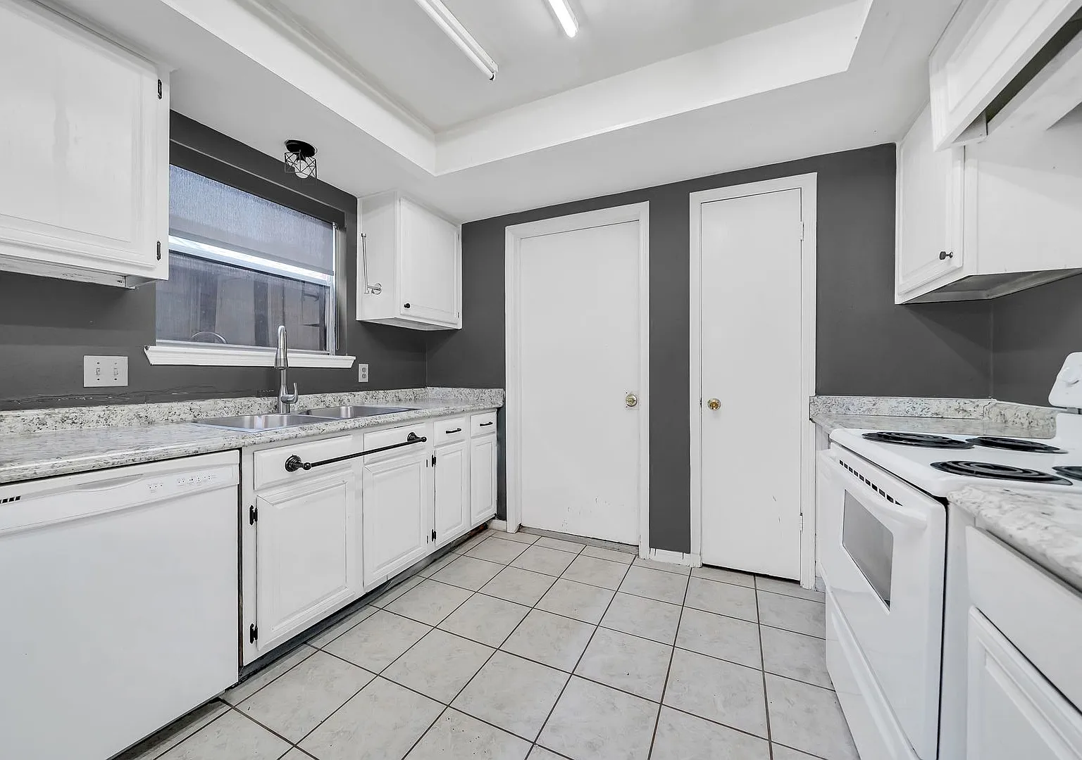 Beautiful 3 bed 2 bath in Sterling Green! — Photo 4