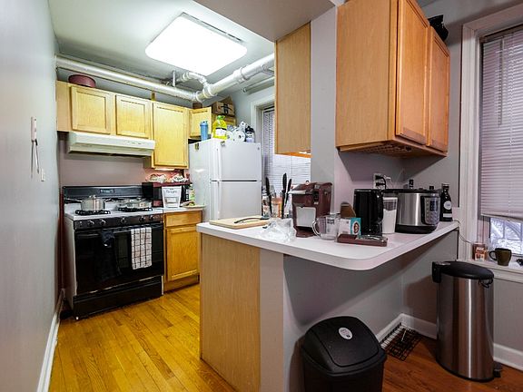 4th image of 7646 N Greenview Ave #G