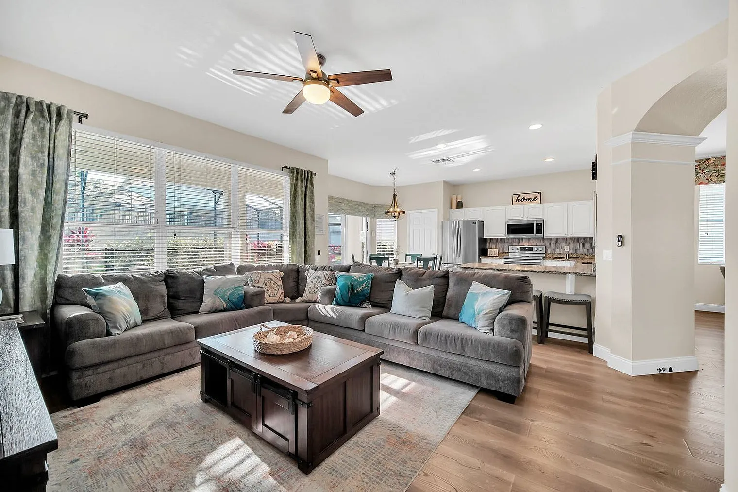 6 bed, 4.0 bath, 2820 sqft, $6,476 — Photo 2