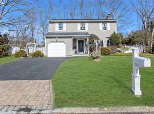20 Perri Pl, Dix Hills, NY 11746