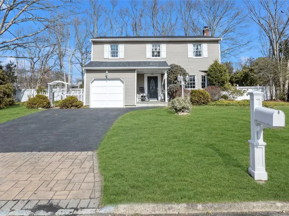 20 Perri Place, Dix Hills, NY 11746