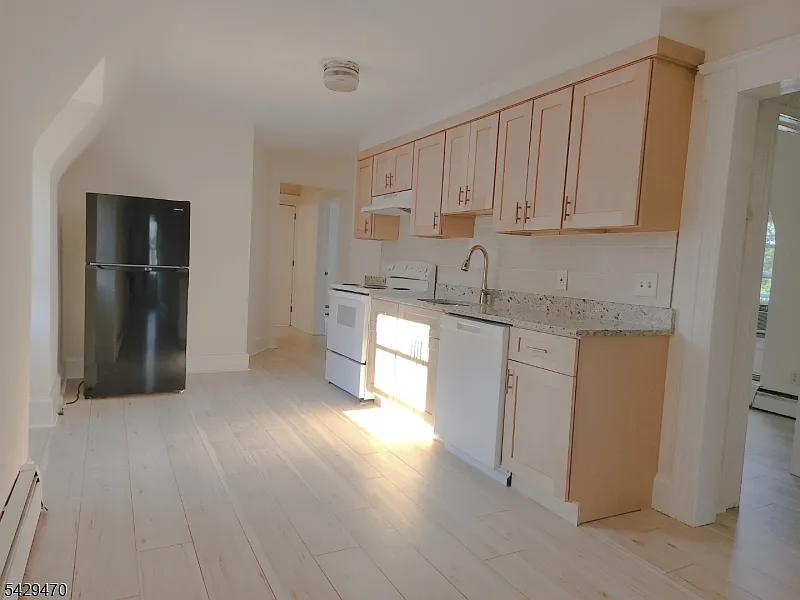 3 bed, 1000 sqft, $2,400 — Photo 3