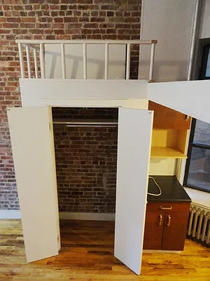 Rented by Perry Associates NYC Inc | media 16