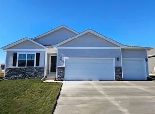 2870 Grassland Ct, Hiawatha, IA 52233