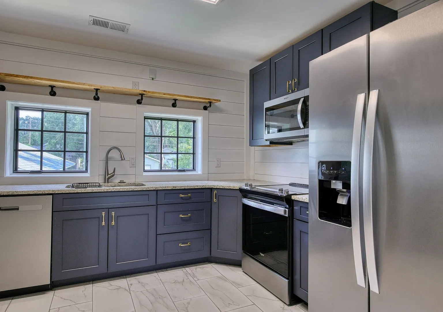1122 Wellman Avenue Northeast — Photo 2