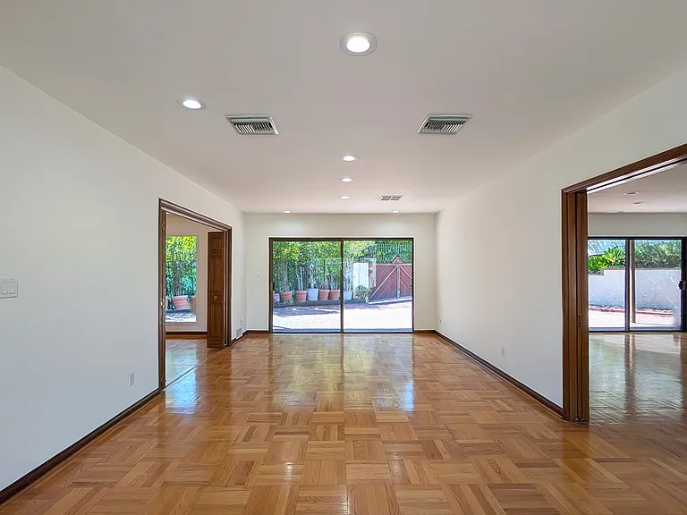 545 Hillgreen Dr — Photo 1