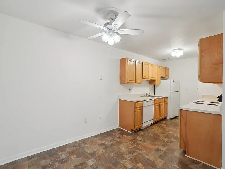 Kimberly Club Apartments — Photo 48
