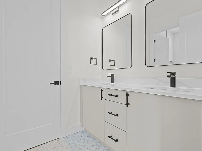 3202 W La Salle St — Photo 74