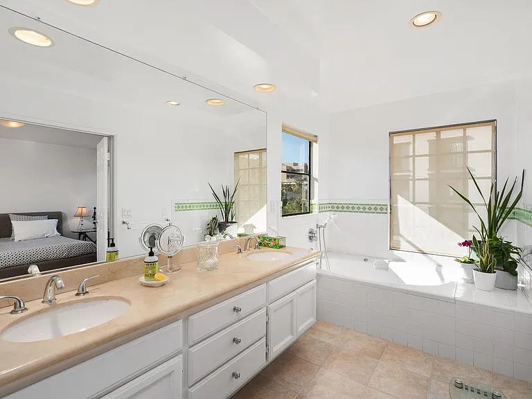 Jet spa jacuzzi bathtub, double sink