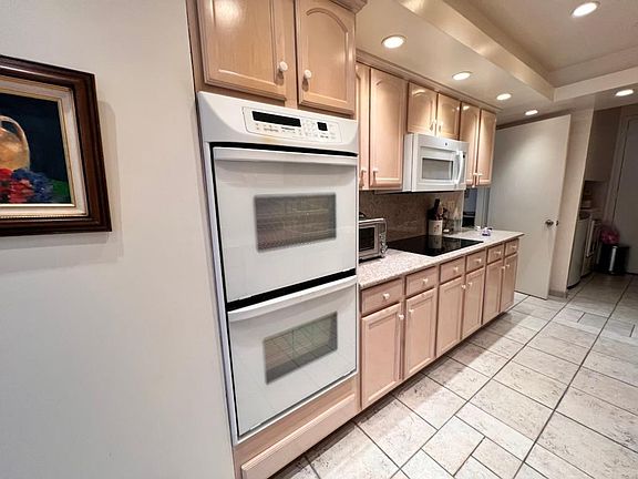 4th image of 5330 Yarmouth Ave Unit 313