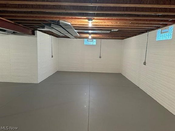 5th image of 647 Meadow Ln