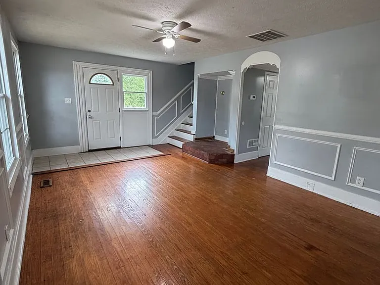 556 Burlington Ct — Photo 2