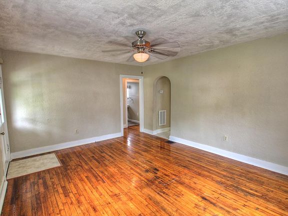 3rd image of 618 Kingwood Dr