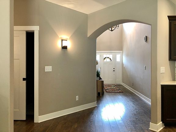 4th image of 185 N Rosalind Ct