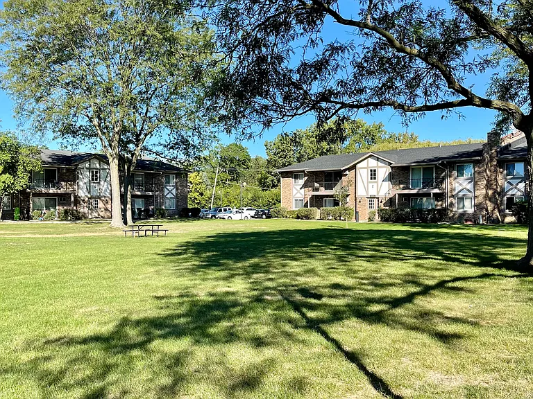 16W520 Lake Dr #207 — Photo 12