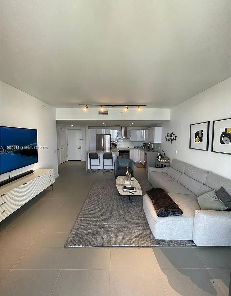 Canvas Condo — Photo 2