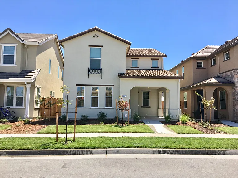 1826 Golden Willow Ave — Photo 1