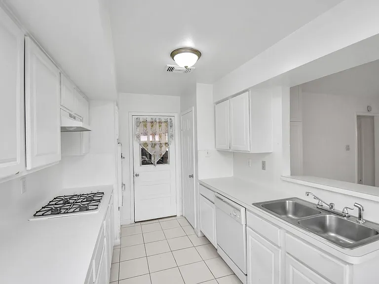 530 Westshire Dr — Photo 19