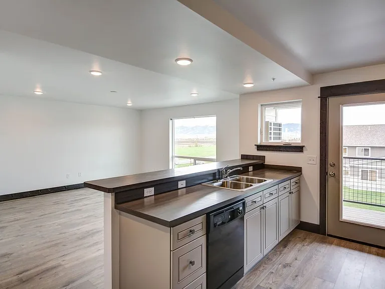 1805 Golden West Dr — Photo 2