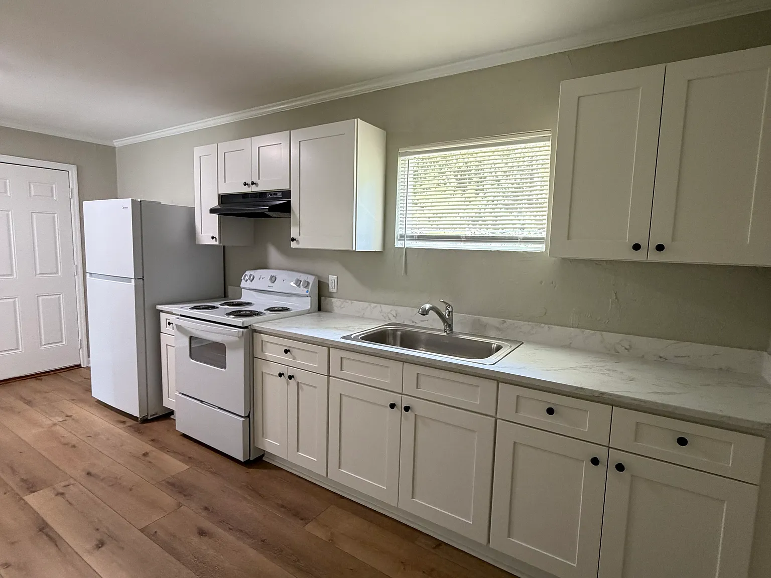 3 bed, 960 sqft, $1,300 — Photo 3