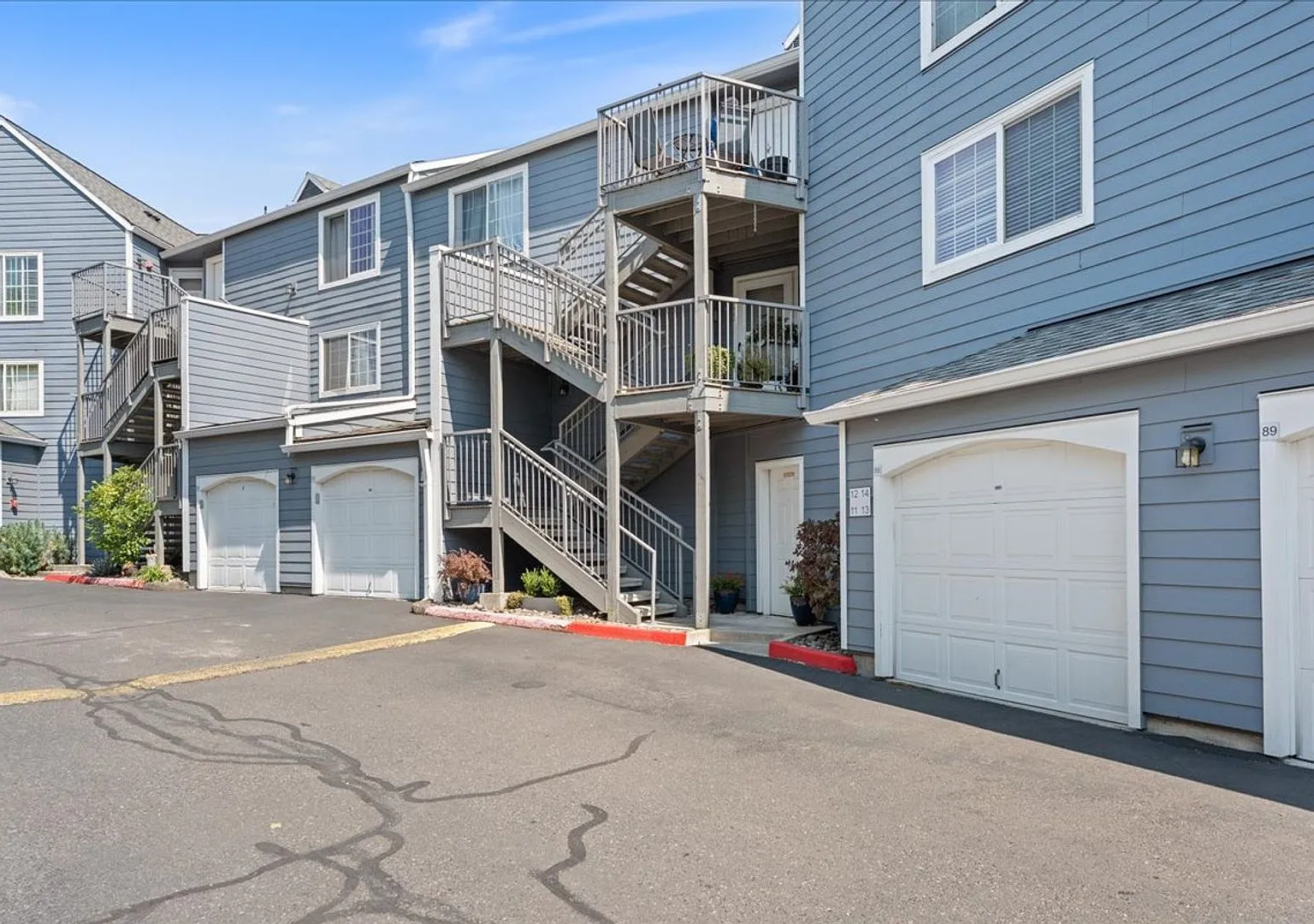 Spacious 3-bedroom condo in desirable Bethany neighborhood! — Photo 1