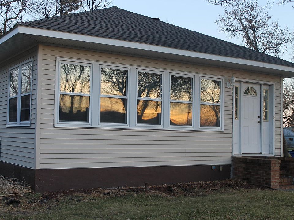 1st image of 204 3rd Ave N
