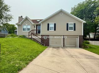 2421 NE Carousel Cir, Lees Summit, MO 64086